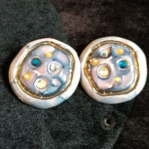 📌SALE $7.📌Vintage Shell Made Clip Earrings READ DESCRIPTION